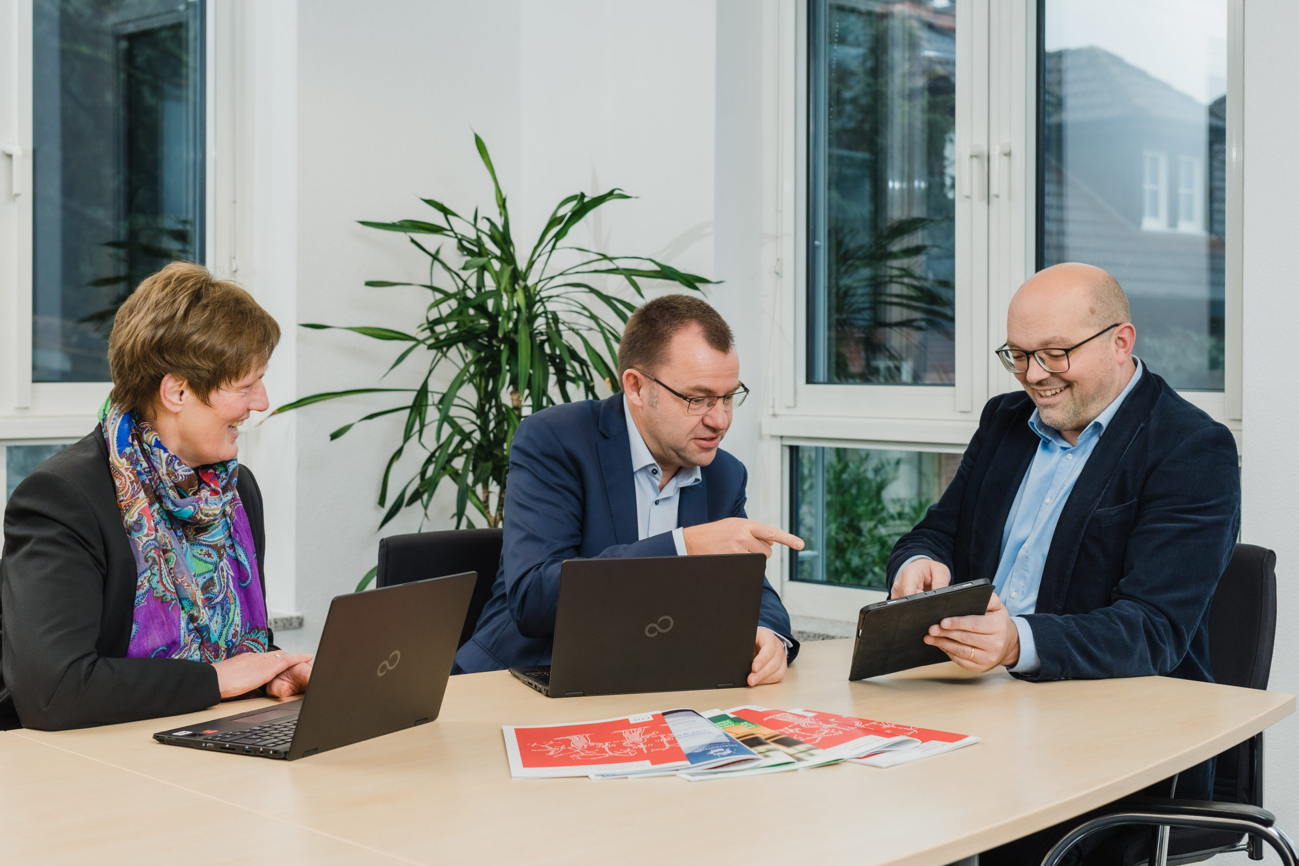 Foto Geschäftsführung im Besprechungsraum